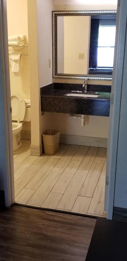 Best Inn Formerly Known As M Star Hotel Chickasaw Екстер'єр фото